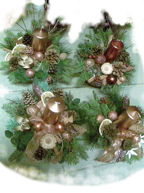 Vianočné aranžmány s rastlinami a ihličím na okennom parapete