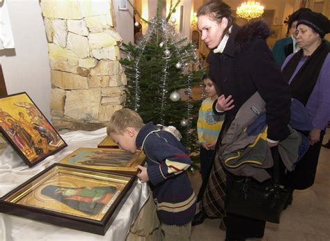 pravoslávni veriaci počas vianočnej liturgie