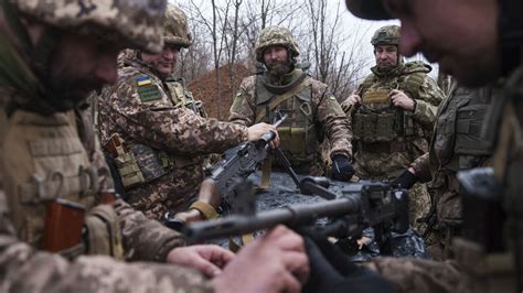 Vojak v zákopoch číta list od rodiny počas Vianoc