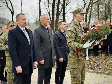 Nemeckí vojaci so sviečkami a vianočnými stromčekmi v zákopoch