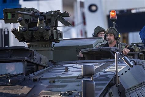 Nemeckí a britskí vojaci si podávajú ruky v 