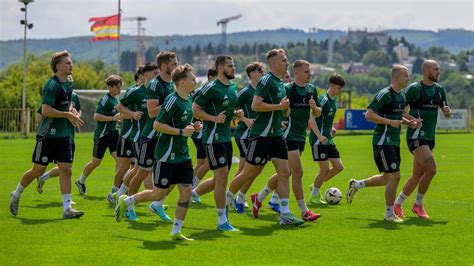 Vojaci znepriatelených strán hrajú futbal na území nikoho
