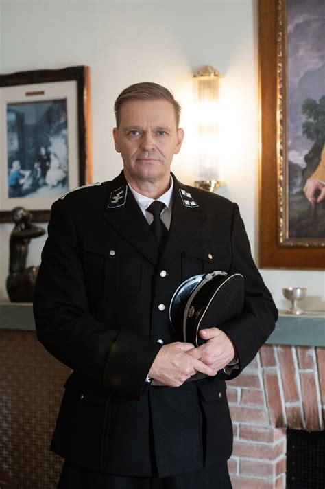 Vojenský dôstojník vydáva rozkazy v zákope