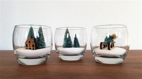 Foto tradičnej vianočnej miniatúry v skle s figúrkou Mikuláša a zasneženou krajinkou