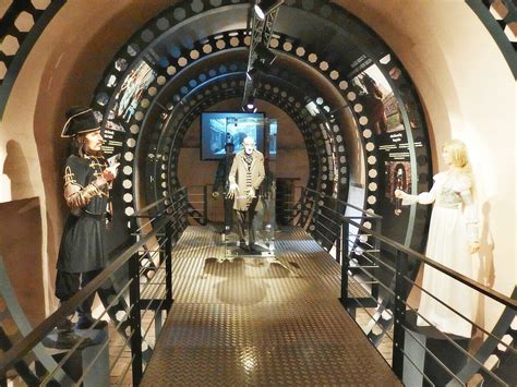 Interiér expozície Mincovne Kremnica s historickými strojmi