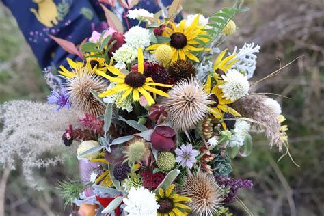 jesenná svadobná kytica s plodmi a suchými rastlinami