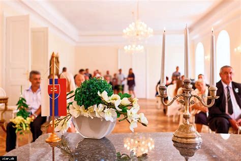 Snúbenci s kňazom počas obradu Obrucenia