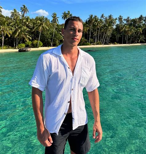 Detail prsteňov Eternity s drahokamami pre nevestu a jednoduchou obrúčkou pre ženícha