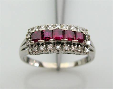 Detail dámskeho Eternity prsteňa s rôznymi drahokamami ako diamanty, rubíny, zafíry