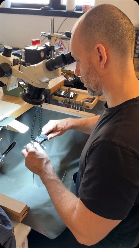 Ukážka procesu výroby šperku na mieru, zlatník pri práci s briliantmi