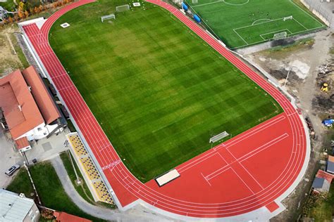 štadión s futbalovým ihriskom a divákmi