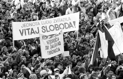 Archívna fotografia policajného zásahu na Národnej triede v Prahe 17. novembra 1989
