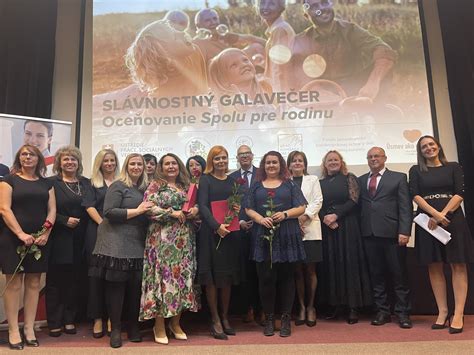 Fotografia hostí pri formálnom obede