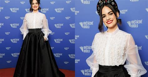 Maturantka v elegantných šatách a účese