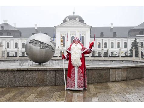 Tematické foto: figúrka Deda Mráza v zasneženom prevedení