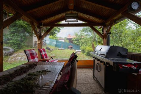 Uprataná a pripravená záhrada s elegantným cateringom a stolovaním