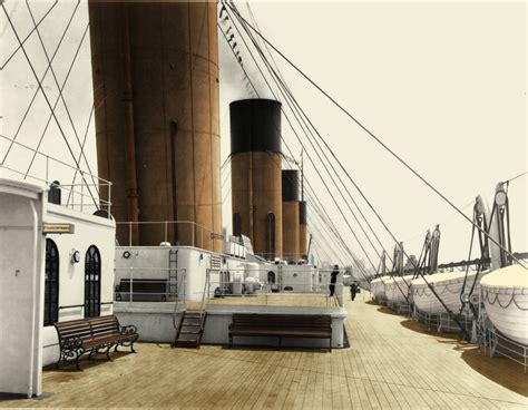 Historická fotografia záchranných člnov na palube Titanicu