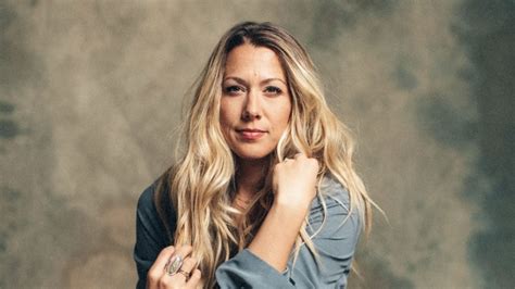 Tematické foto: Portrét Colbie Caillat v zasneženej alebo sviatočnej zimnej scenérii