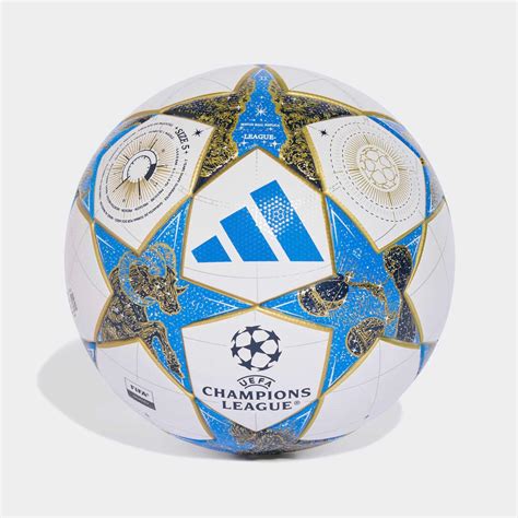 Tematické foto: futbalová lopta na trávniku pri západu slnka