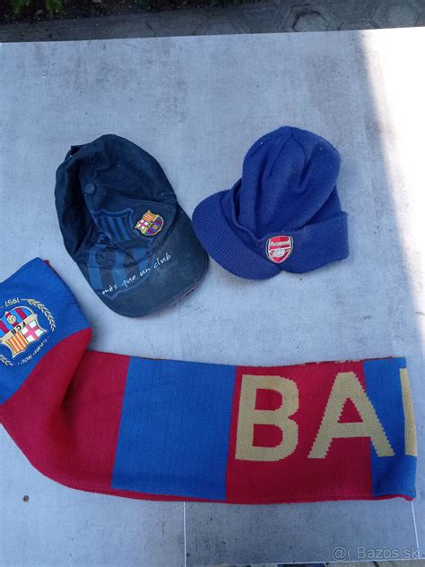 Koláž fanúšikovských predmetov FCB: dres, šál, šiltovka, hrnček