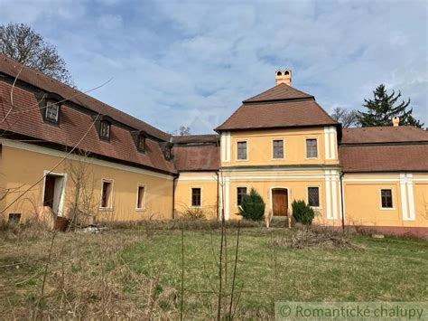 Historický kaštieľ Semsey s upraveným parkom