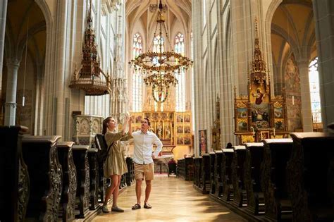 Interiér Katedrály svätej Alžbety počas svadobného obradu