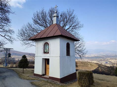 Romantická kaplnka na Bankove obklopená stromami