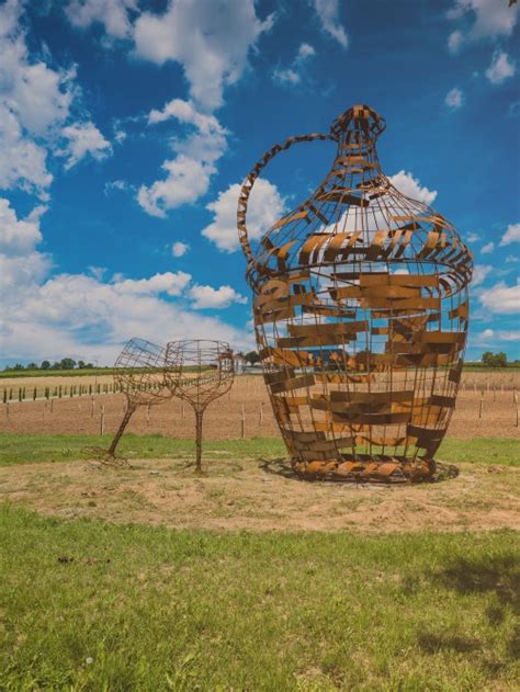 Interiér múzea s umeleckými dielami pre komornú svadbu