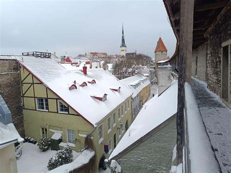 historická architektúra Starého Mesta Tallinnu pod snehom s hradbami