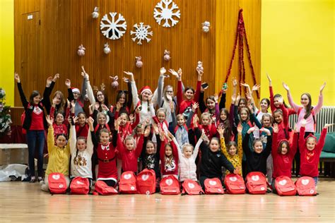 Ilustrácia: deti pri rozsvietenom vianočnom stromčeku