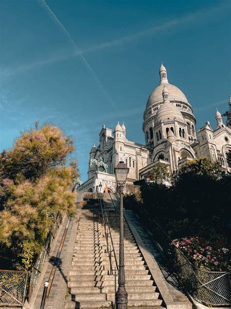 Fotografia umeleckej štvrte Montmartre s bazilikou Sacré-Cœur v pozadí