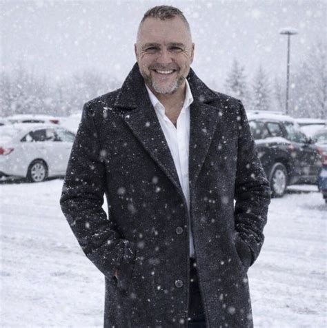 Pár si navzájom kŕmi jedlom v intímnej atmosfére
