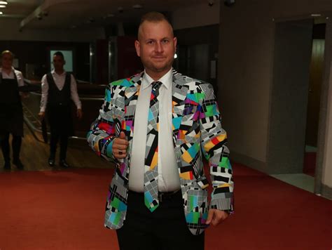 Foto: Martin Jakubec a Božanka ukazujú obrúčky