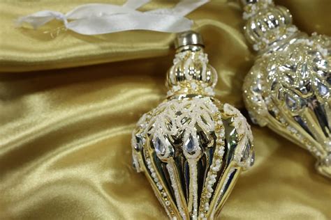 Tematické foto: Krištáľové vianočné ozdoby Swarovski na vianočnom stromčeku
