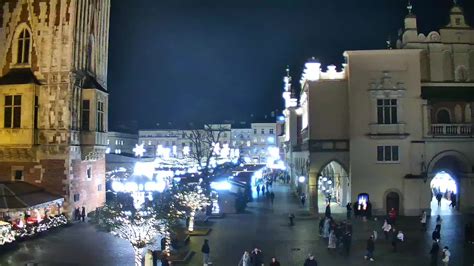 Tematické foto vianočného Krakova s vysvietenými ulicami a Rynek Główny