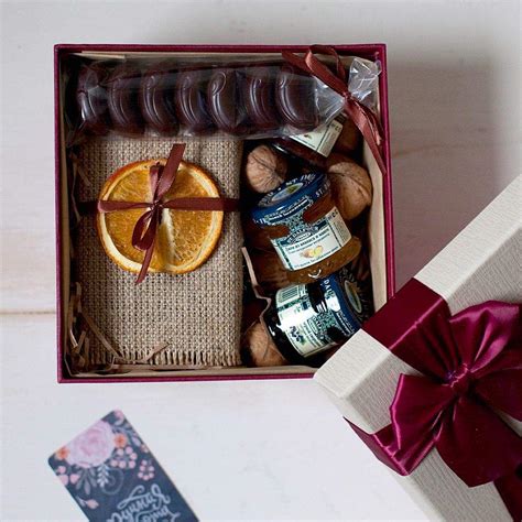 Tematické foto: Zamyslená žena prezerajúca si nápady na darčeky na tablete