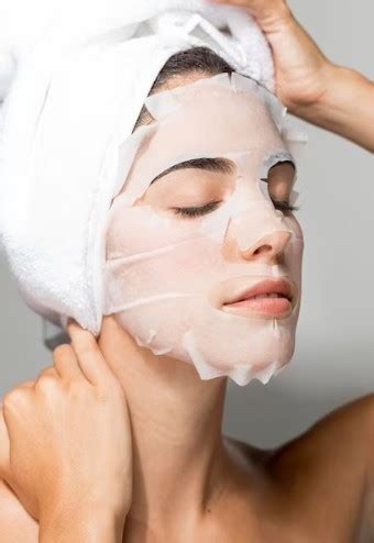 Tematické foto: Žena aplikujúca si pleťovú masku alebo používajúca kozmetický prístroj