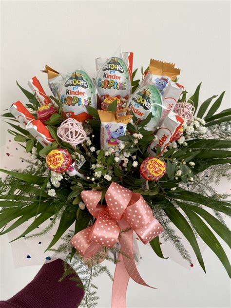 Tematické foto: Rôzne malé darčeky - sladkosti, šperk, kytica