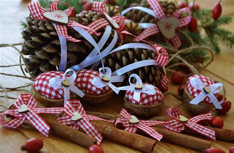 Rôzne prírodné a handmade vianočné ozdoby
