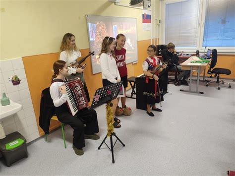 Žiaci hrajúci na rôznych hudobných nástrojoch (klavír, husle, flauta)