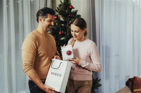 Ilustrácia zobrazujúca rôznorodé rodiny spoločne pri štedrovečernom stole.