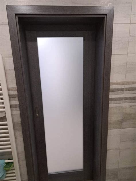 Detailný pohľad na vystrihnuté okná a dvere papierového domčeka.