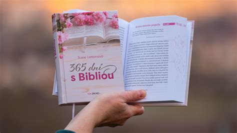 Umelecké zobrazenie modliaceho sa človeka so Svätým písmom v tichom, svetlom prostredí chrámu