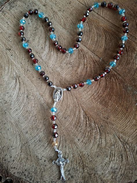 Schéma trojakej Cirkvi: bojujúca (na zemi), očisťujúca (v očistci) a oslávená (v nebi) s naznačením prúdenia modlitieb