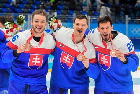 Slovenskí hokejisti s bronzovými medailami z olympiády v Pekingu