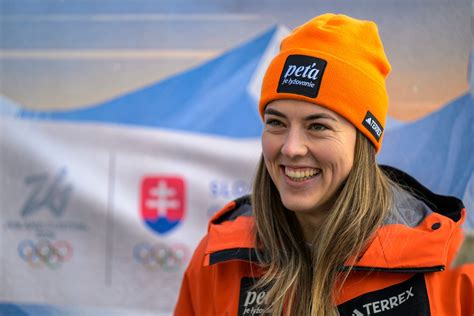 Petra Vlhová gratuluje hokejistom