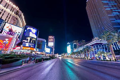 Panoráma Las Vegas v noci s výrazným osvetlením a rušným mestským životom