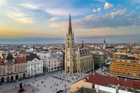 Tematická fotografia rečníka pred publikom