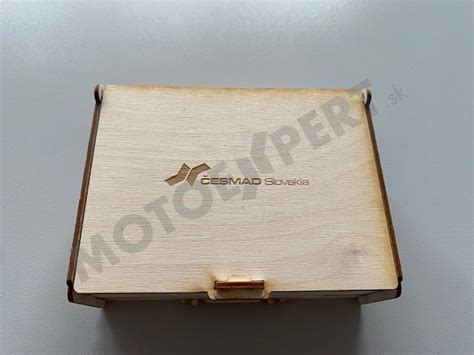 koláž netradičných vianočných dekorácií, vrátane venca v drevenom boxe a vianočných gúľ