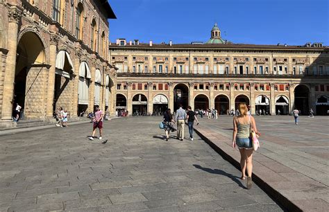 Námestie Piazza Maggiore v noci s osvetlenými historickými budovami